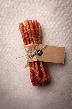  Otlar biberiye ile ince sosis. Kırsal et.