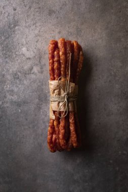 Koyu bir arka plan üzerinde füme ince sosis