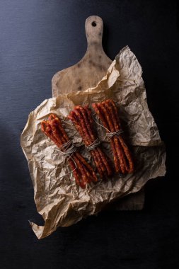 Koyu bir arka plan üzerinde füme ince sosis