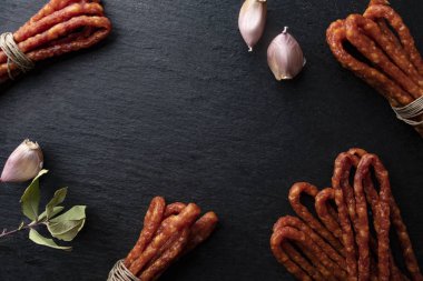 Kırsal et. Koyu bir arka plan üzerinde sarımsak ile ince sosis