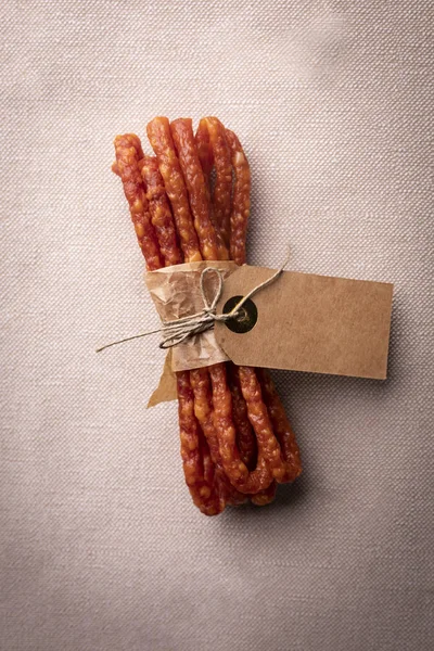  Otlar biberiye ile ince sosis. Kırsal et.