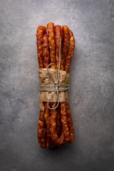 Koyu bir arka plan üzerinde füme ince sosis