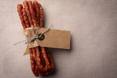 Etli lezzetli atıştırmalık. İnce kurutulmuş domuz sosis. 