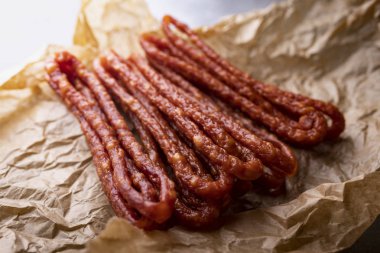 İnce kurutulmuş domuz sosisleri. Et lezzetli atıştırmalık
