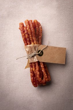 İnce kurutulmuş domuz sosisleri. Et lezzetli atıştırmalık