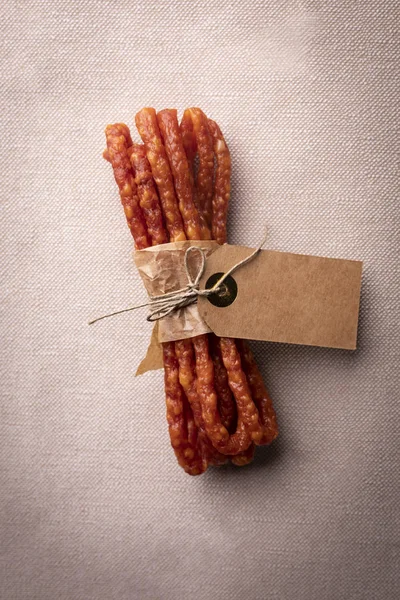 İnce kurutulmuş domuz sosisleri. Et lezzetli atıştırmalık