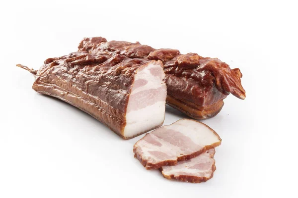 Rökt fläsk bacon isolerad på vit bakgrund. — Stockfoto