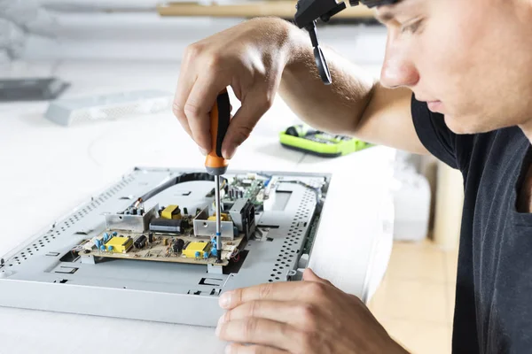 Serviço de computador, técnico de serviço repara o computador . — Fotografia de Stock
