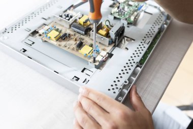 Bilgisayar servisi ve servis teknisyeni bilgisayarı tamir ediyor.