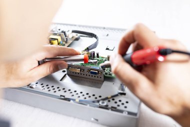 Profesyonel hizmette bilgisayar onarımı. Bir servis teknisyeni asker bileşenleri