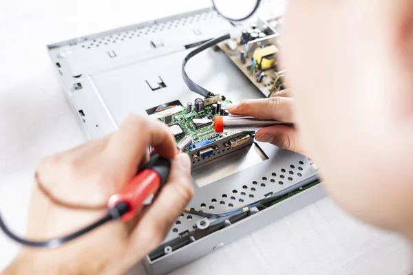 Reparação de computador em um serviço profissional. Um técnico de serviço solda componentes — Fotografia de Stock