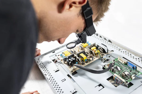 Serviço de computador, técnico de serviço repara o computador . — Fotografia de Stock