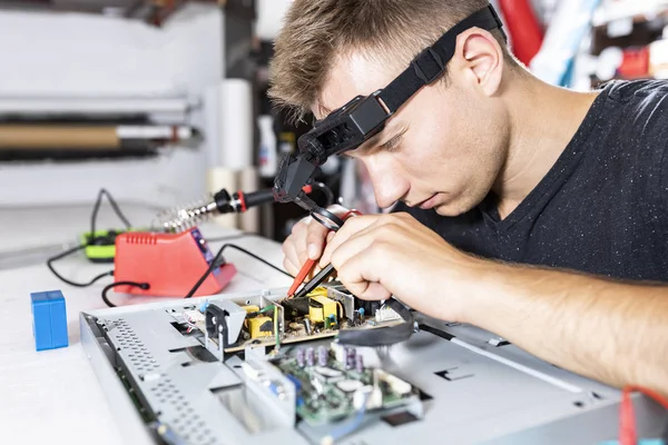 Reparação de computador, técnico repara o computador. Placa-mãe do computador . — Fotografia de Stock