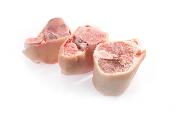Varkensvlees. Rauw vlees op een witte achtergrond. — Stockfoto