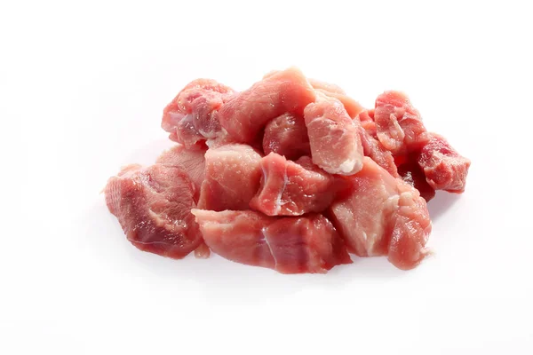 Domuz eti, gulaş için et. Beyaz arka planda çiğ et. — Stok fotoğraf