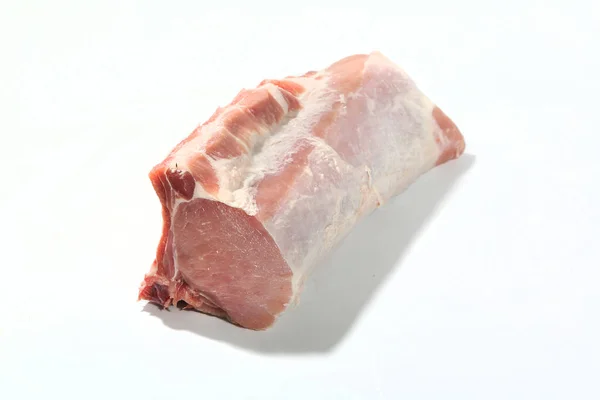 Kemikli domuz filetosu. Beyaz arka planda çiğ et. — Stok fotoğraf