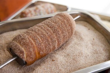 Tatlı tarçınlı Macar pastası. Geleneksel oklava hamuru.