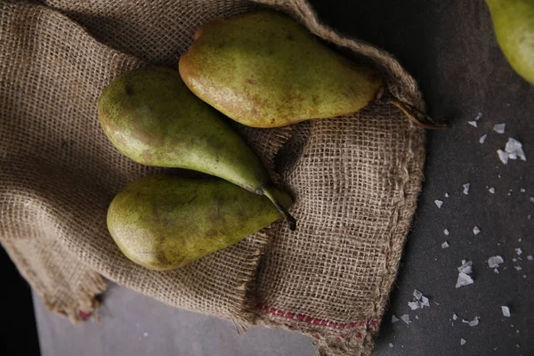 Αχλάδια, πράσινα αχλάδια σε λινό σάκο. — Φωτογραφία Αρχείου