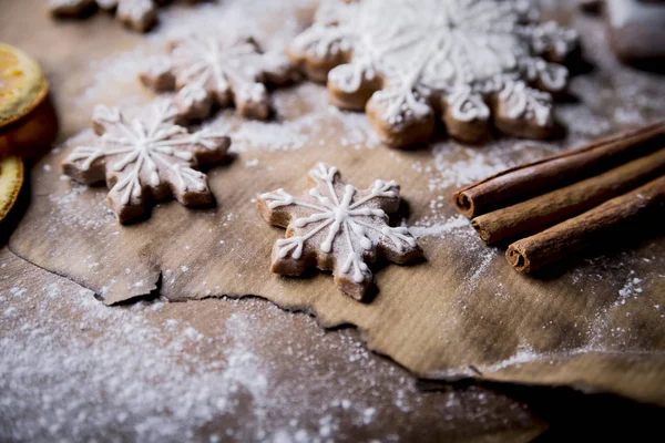 Christmas gingerbread. Sugered Cakes. Traditional homemade spice cookies. — Stock Photo, Image