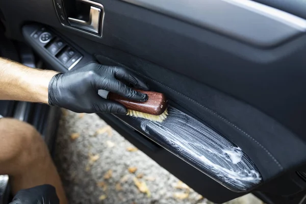 Lavado de tapicería en la puerta del coche. Limpieza del interior del coche . —  Fotos de Stock