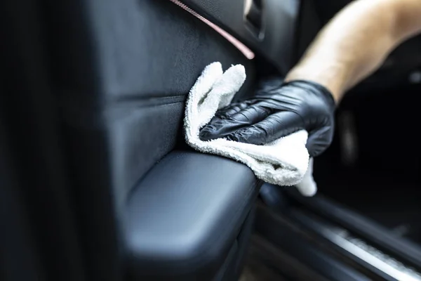 Limpieza del interior del coche. Tapicería de cuero encerado en la puerta del coche — Foto de Stock