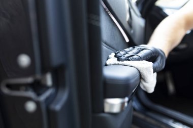 Araba temizliği. Araç kapısındaderi elemanların temizlenmesi