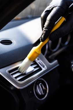 Aracın içindeki boşlukları listelenen fırçaları kullanarak temizliyorum..