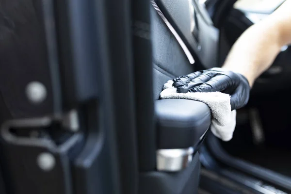 Limpieza de autos. Limpieza de los elementos de cuero en la puerta del coche —  Fotos de Stock