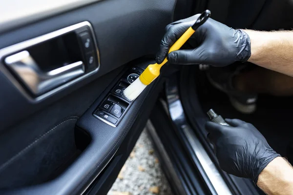 Huecos de limpieza en el interior del vehículo utilizando los cepillos enumerados . —  Fotos de Stock