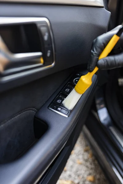 Cleaning gaps in the interior of the vehicle using the brushes listed. — Stock Photo, Image