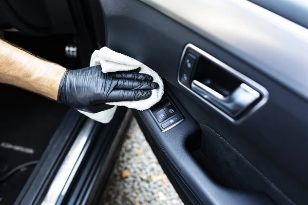 Limpeza de carros. Limpeza dos elementos de couro na porta do carro — Fotografia de Stock