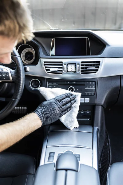 Pulido del coche, limpieza del interior del coche con un paño de microfibra — Foto de Stock