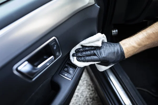 Limpieza de autos. Limpieza de los elementos de cuero en la puerta del coche — Foto de Stock