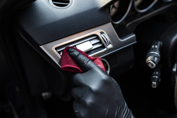 Limpeza do carro, limpeza do interior do carro com um pano de microfibra — Fotografia de Stock