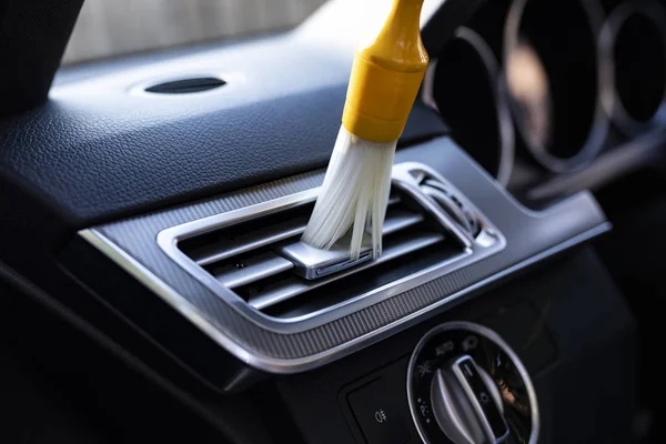 Huecos de limpieza en el interior del vehículo utilizando los cepillos enumerados . —  Fotos de Stock