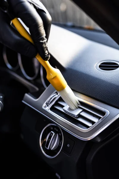 Detalhes do carro. Limpar as lacunas no interior do veículo utilizando as escovas indicadas . — Fotografia de Stock