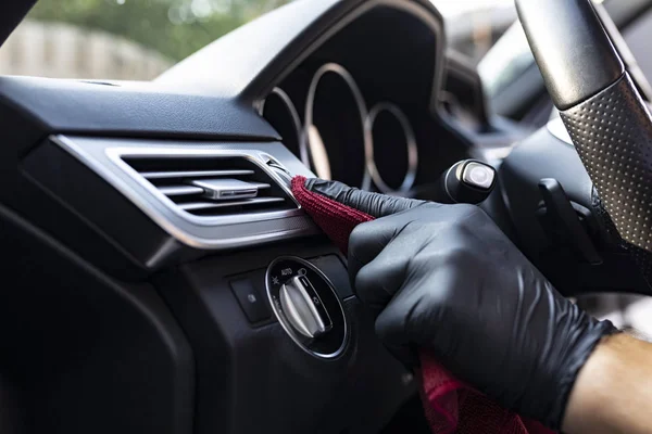 Das Auto polieren, den Innenraum mit einem Mikrofasertuch reinigen — Stockfoto