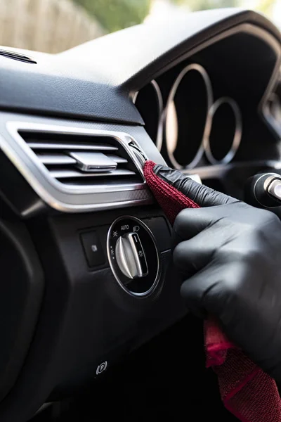 Vácuo do carro, limpeza do interior do carro com um pano de microfibra — Fotografia de Stock