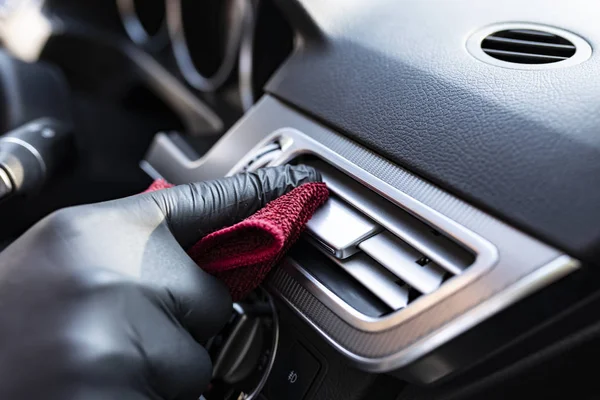 Limpieza del coche, limpieza del interior del coche con un paño de microfibra —  Fotos de Stock