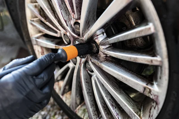 Lavagem de carro. Limpeza de rodas de alumínio. Lavagem de carro . — Fotografia de Stock