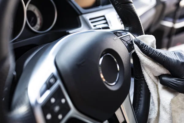 Detallando el coche. Limpieza del volante del coche . —  Fotos de Stock