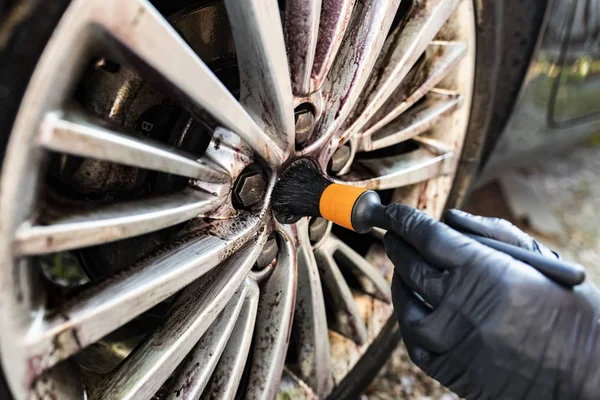 Limpeza de rodas de alumínio. Lavagem de carros. Lavagem de carro . — Fotografia de Stock