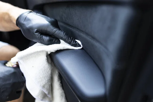 Estofos de couro encerado na porta do carro — Fotografia de Stock