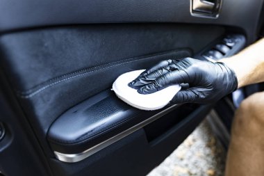 Araba kapısında deri döşeme cilalama