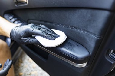 Araba kapısında deri döşeme cilalama