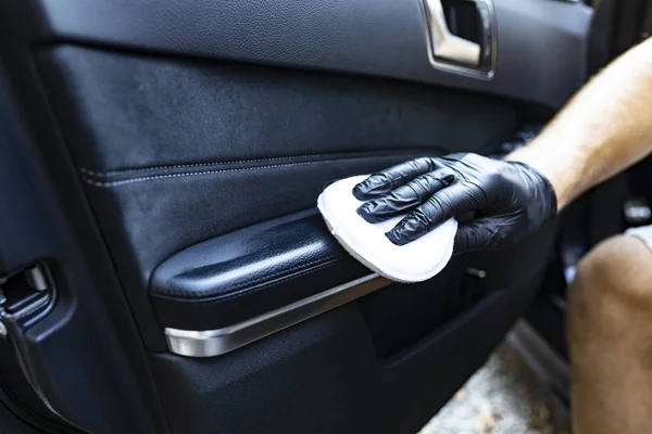 Estofos de couro encerado na porta do carro — Fotografia de Stock