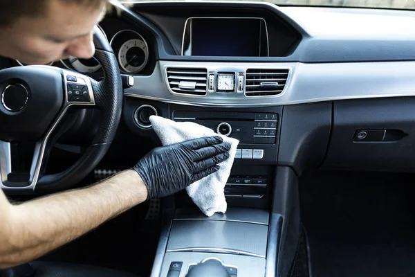 Limpieza del coche, limpieza del interior del coche con un paño de microfibra —  Fotos de Stock