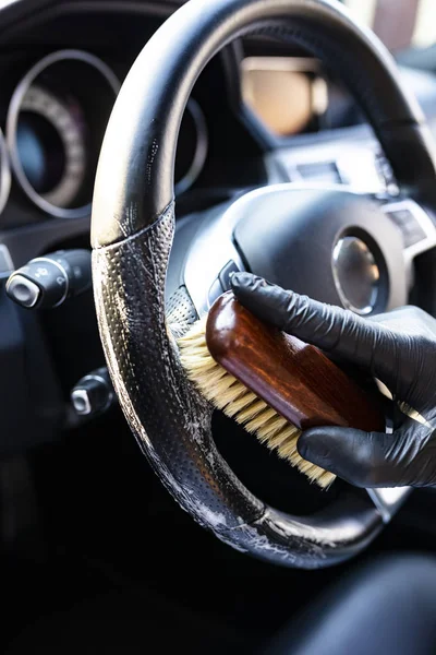 Detallando el coche. Limpieza del volante del coche . —  Fotos de Stock