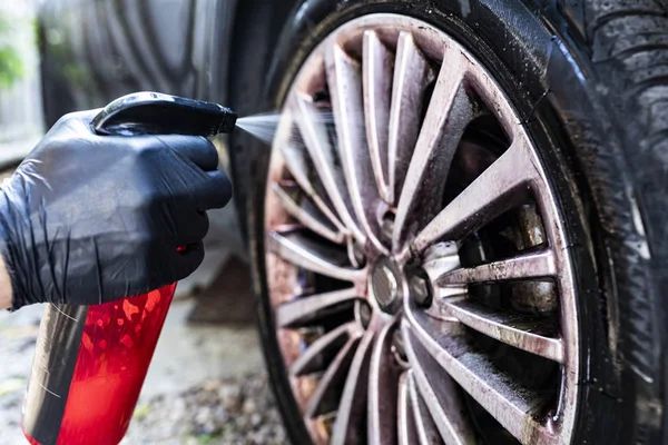 Lavando el coche. Limpieza de ruedas de aluminio. Lavado de coches. — Foto de Stock