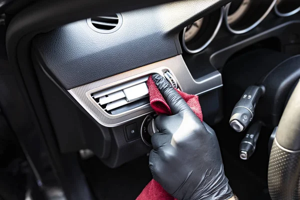 Vacuuming the car, cleaning the interior of the car with a microfiber cloth — Stock Photo, Image